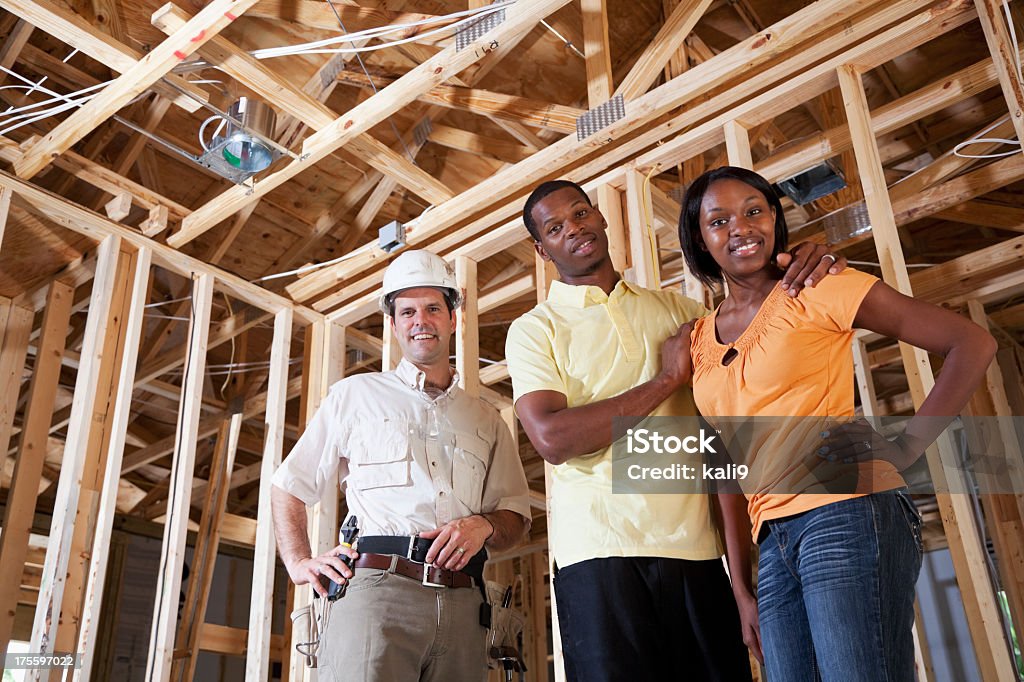 Casal em casa, em construção com builder - Foto de stock de Construindo royalty-free