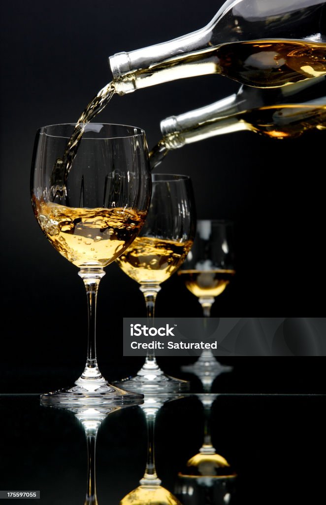 Wina, wlewając do szklanki - Zbiór zdjęć royalty-free (Alkohol - napój)