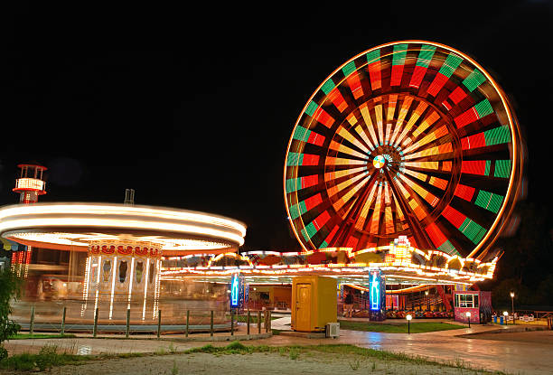 luna-park - blurred motion amusement park spinning lighting equipment photos et images de collection