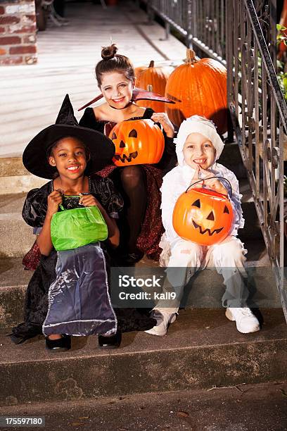 Niños En Halloween El Vestuario Foto de stock y más banco de imágenes de Halloween - Halloween, Niño, Calabaza gigante