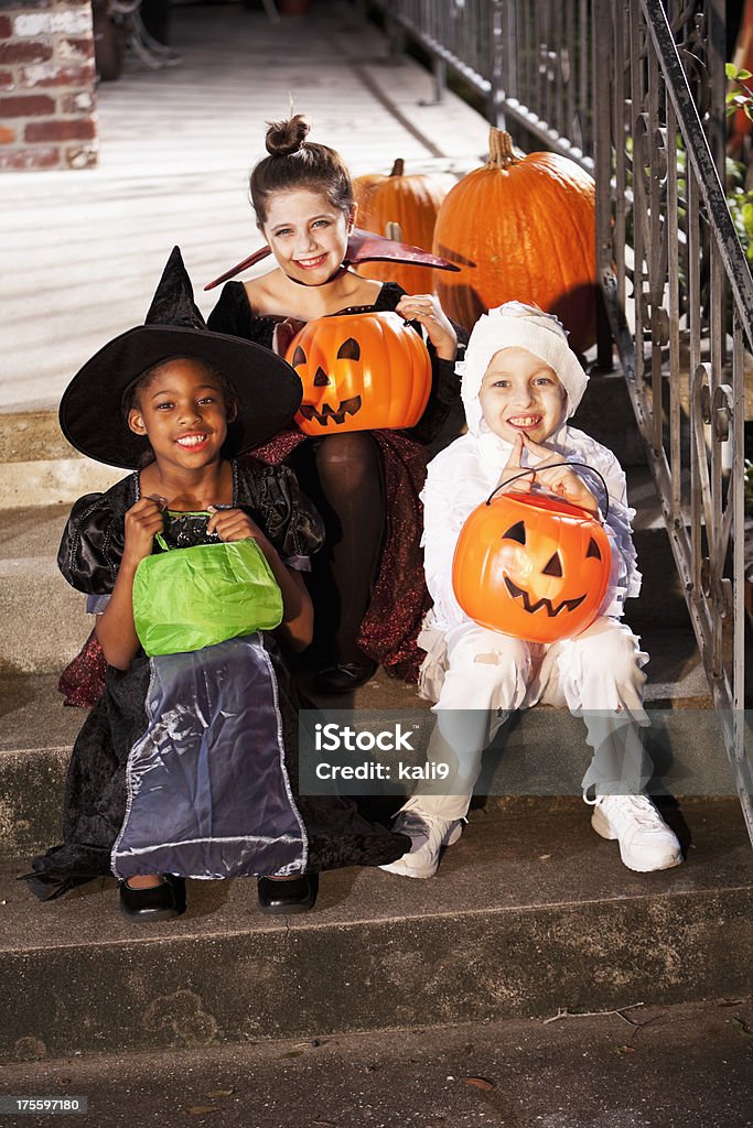Enfants en costumes d'halloween - Photo de Enfant libre de droits