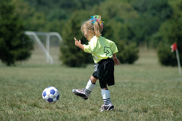 fille de football - little girls fun lifestyle handcarves photos et images de collection