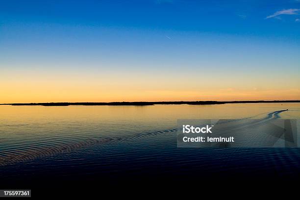 Photo libre de droit de Coucher De Soleil De Minuit banque d'images et plus d'images libres de droit de Bateau de voyageurs - Bateau de voyageurs, Capitales internationales, Concepts