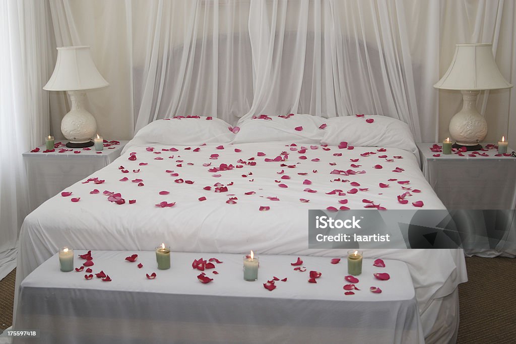 Letto di petali di rosa. - Foto stock royalty-free di Rosa - Fiore