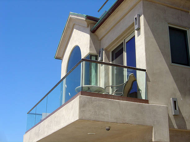 balkon in newport beach's beach house - überhängend stock-fotos und bilder
