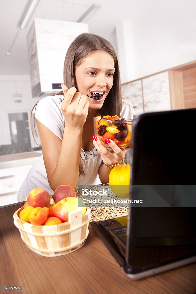 Jeune femme manger Salade de fruits - Photo de Adulte libre de droits