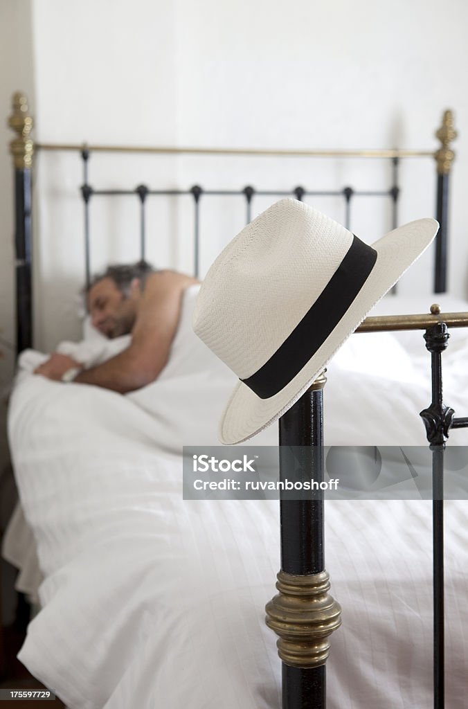 Infiltrarsi uomo con un cappello al bedpost - Foto stock royalty-free di Acciaio
