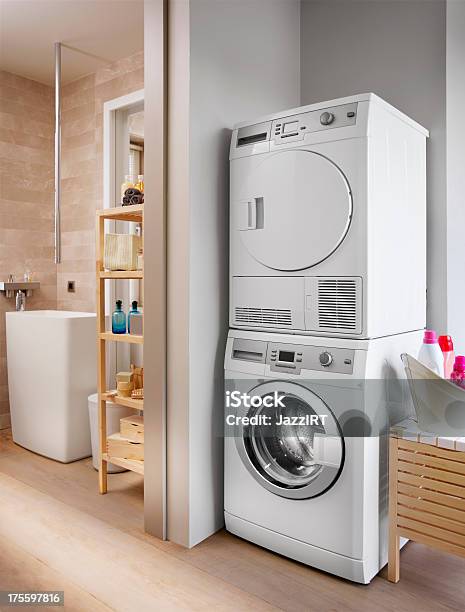 Waschmaschine Und Trockner Im Badezimmer Stockfoto und mehr Bilder von Trockner - Trockner, Waschmaschine, Ganz oben