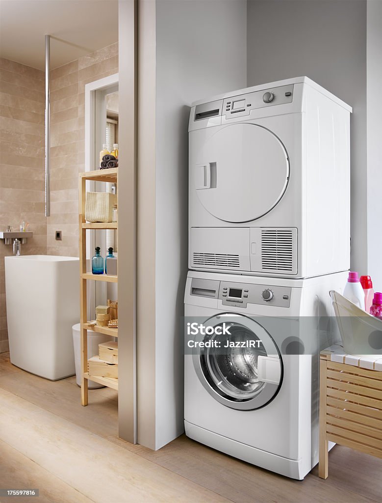 Máquina de lavar e secadora no banheiro - Foto de stock de Máquina de lavar roupa royalty-free