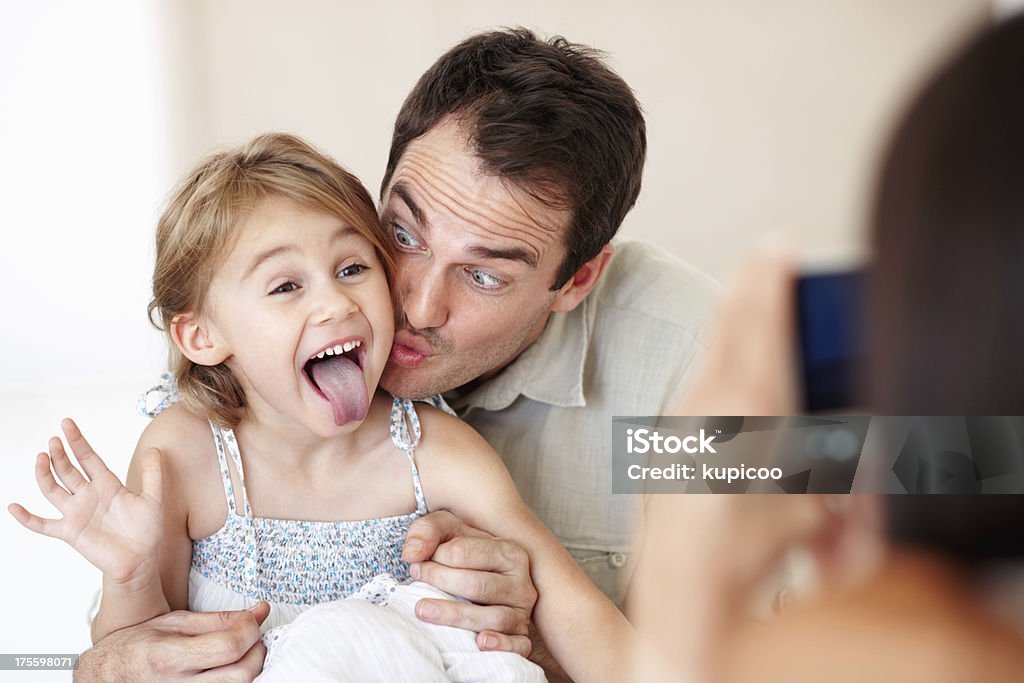 Mujer tomando fotos de marido y hija - Foto de stock de Adulto libre de derechos