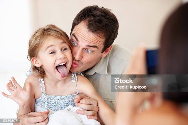 Mujer Tomando Fotos De Marido Y Hija Foto de stock y más banco de imágenes de Adulto - Adulto, Alegre, Amor - Sentimiento