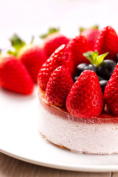 tort z truskawkami - cream gelatin dessert berry fruit blueberry zdjęcia i obrazy z banku zdjęć