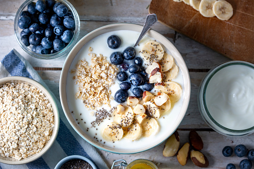 Blueberries, banana slices, oat flakes and yoghurt