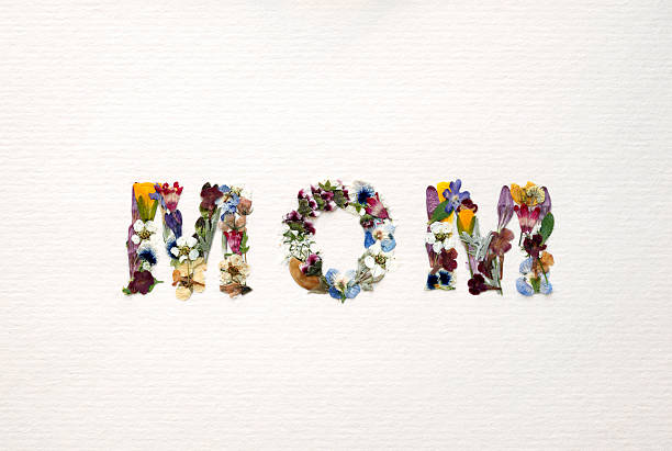 la parola mamma scritto con fiori - mothers day mother single flower family foto e immagini stock
