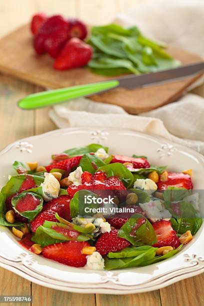 Photo libre de droit de Strawberry Salade Dépinards banque d'images et plus d'images libres de droit de Aliment - Aliment, Aliment cru, Aliments et boissons