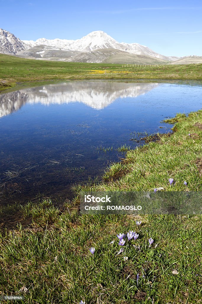 Campo Imperatore Campo e un laghetto nel mese di aprile, Abruzzo Italia - Foto stock royalty-free di Gran Sasso d'Italia