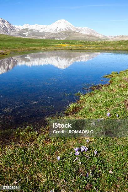 Campo Imperatore Campo E Un Laghetto Nel Mese Di Aprile Abruzzo Italia - Fotografie stock e altre immagini di Gran Sasso d'Italia