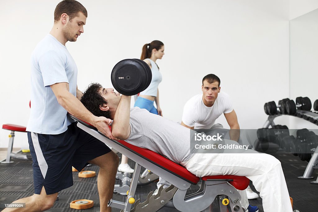 Groupe de personnes exerçant dans la salle de sport - Photo de Activité libre de droits