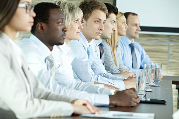 un séminaire personnes - exam business caucasian board room photos et images de collection