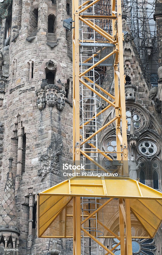 Crane base e escada na igreja em Barcelona - Foto de stock de Andaime royalty-free