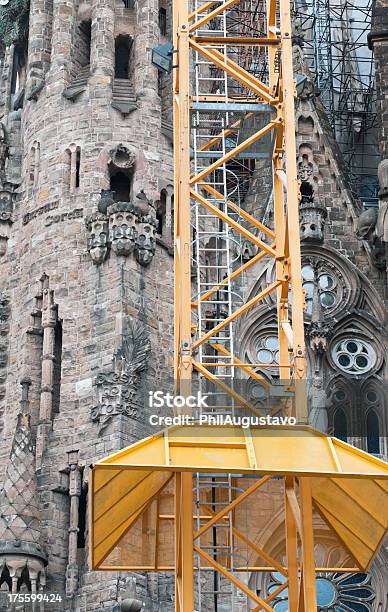 Foto de Crane Base E Escada Na Igreja Em Barcelona e mais fotos de stock de Andaime - Andaime, Antonio Gaudí, Arquiteto