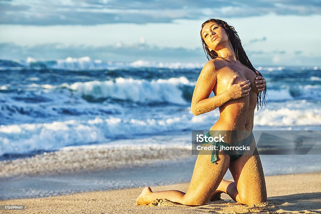Sexy Junge Frau posieren auf Hawaiian Beach - Lizenzfrei Frauen Stock-Foto