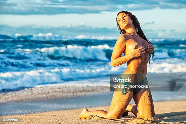 Sexy Junge Frau Posieren Auf Hawaiian Beach Stockfoto und mehr Bilder von Frauen - Frauen, Nackt, Bikini