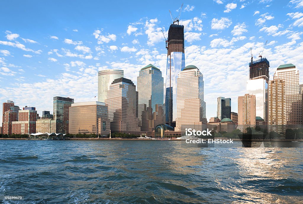 인하된 매해튼 NYC 스카이라인 및 프리돔 타워 - 로열티 프리 건물 외관 스톡 사진