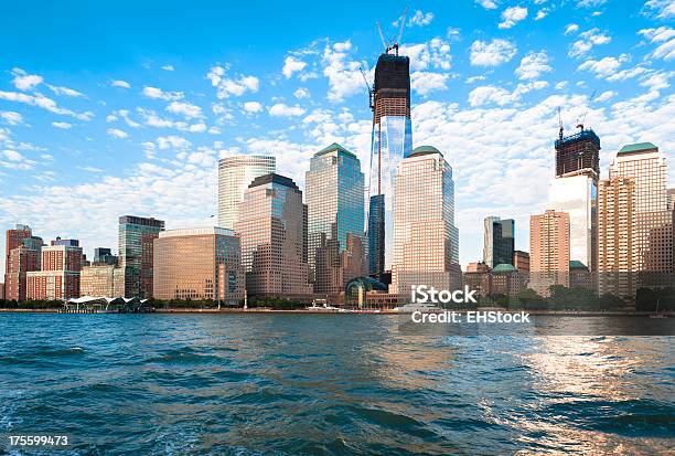 Foto de Horizonte De Manhattan De Nova York E A Freedom Tower e mais fotos de stock de Arranha-céu