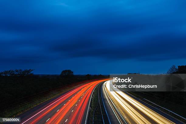 Autostrada Al Tramonto - Fotografie stock e altre immagini di Attrezzatura per illuminazione - Attrezzatura per illuminazione, Autostrada a corsie multiple, Illuminato