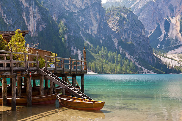 blick auf den see pragser wildsee - alpin stock-fotos und bilder