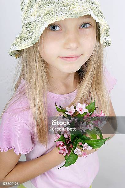 Sehr Junges Mädchen Stockfoto und mehr Bilder von Blume - Blume, Fotografie, Freude