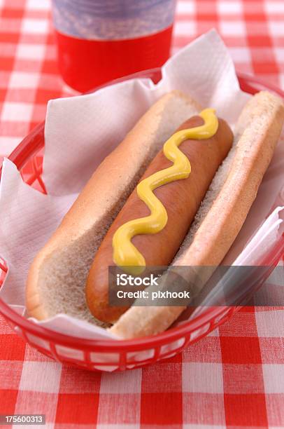 Photo libre de droit de Hotdogs Et Sodas banque d'images et plus d'images libres de droit de Hot dog - Hot dog, Panier, Aliments et boissons