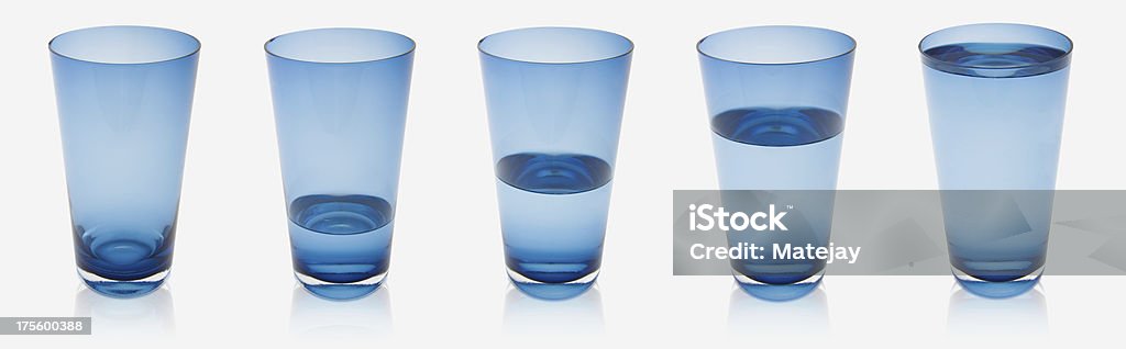 Cinque diversi bicchieri con acqua blu livelli di ritaglio percorso incluso ** - Foto stock royalty-free di Acqua