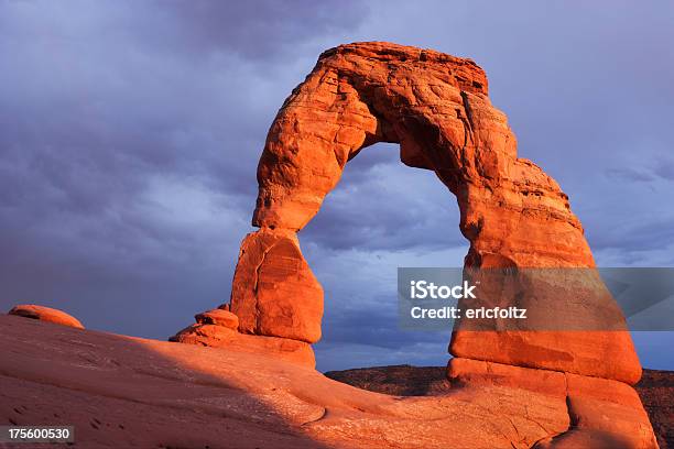 Delicate Arch A - Fotografie stock e altre immagini di Ambientazione esterna - Ambientazione esterna, Arco naturale, Arenaria - Roccia sedimentaria