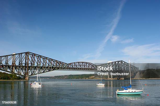 Três Lazer Vela Barcos Perto Da Ponte Velha Cidade De Quebec - Fotografias de stock e mais imagens de Antigo