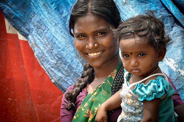 mutterschaft - poverty india child little girls stock-fotos und bilder