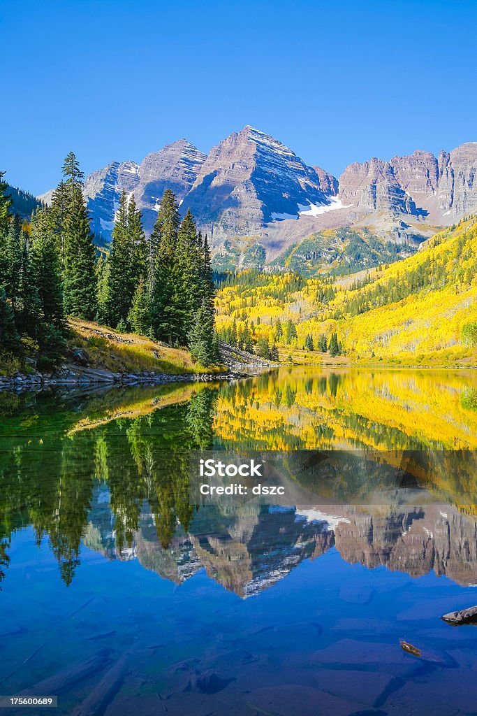 Maroon Bells Berggipfeln, blauer Himmel und Herbst Farben Reflektionen, lake - Lizenzfrei Berg Stock-Foto