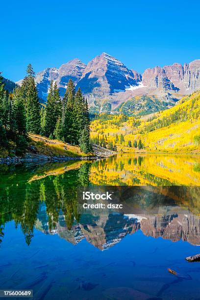 Maroon Bells Berggipfeln Blauer Himmel Und Herbst Farben Reflektionen Lake Stockfoto und mehr Bilder von Berg