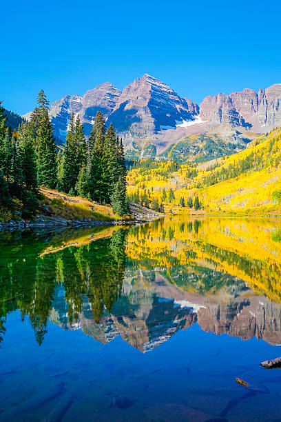 maroon bells picos de montanhas, céu azul e as cores do outono de reflexos, lake - maroon - fotografias e filmes do acervo
