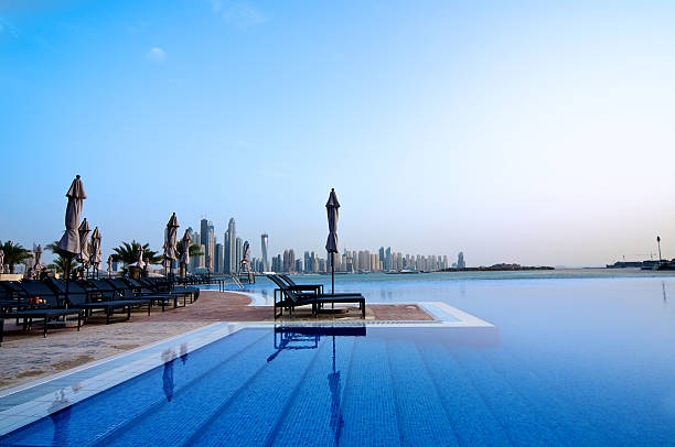 ruhigen infinity-pool - dubai beach hotel skyline stock-fotos und bilder