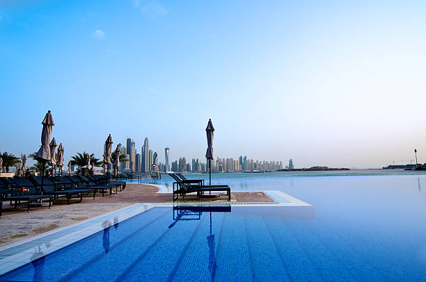 고요한 인피니티 수영장 - dubai beach hotel skyline 뉴스 사진 이미지