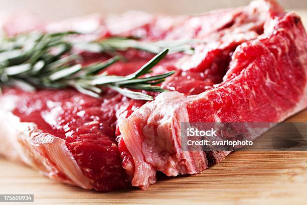 Bistecca Cruda - Fotografie stock e altre immagini di Alimentazione sana - Alimentazione sana, Bianco, Bistecca di manzo