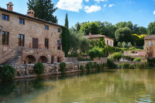 bagno vignoni, tuscany: the square of water - vignoni imagens e fotografias de stock