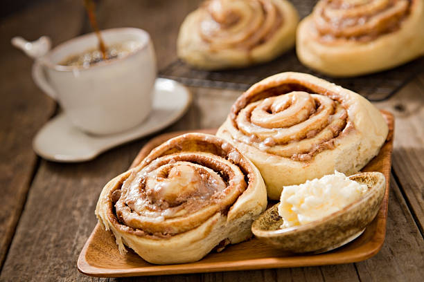 コーヒーとシナモンのロール - cinnamon bun icing pastry ストックフォトと画像