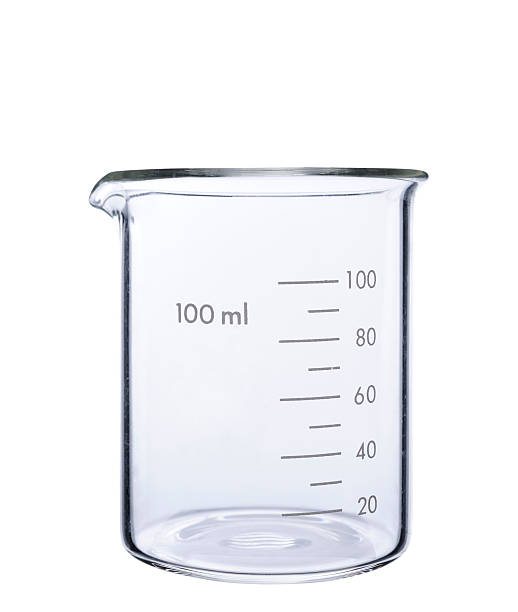 photo de vide isolé sur fond blanc verre gradué à bec verseur - laboratory glassware beaker flask glass photos et images de collection