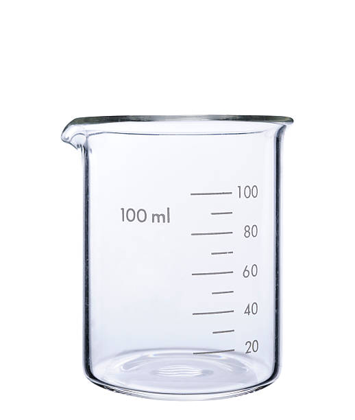 filmagem de vazio isolado no fundo branco copo medidor - laboratory glassware beaker flask glass imagens e fotografias de stock