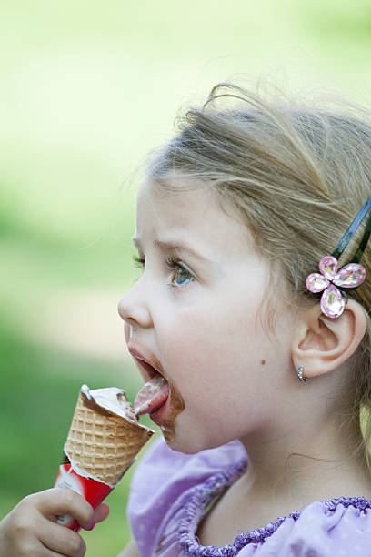 bella ragazza mangiando gelato - child chocolate ice cream human mouth foto e immagini stock