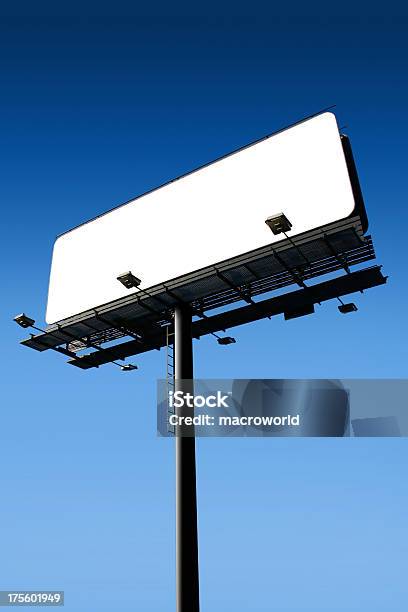 Photo libre de droit de Panneau Daffichage Blanc Sur Bleu Ciel banque d'images et plus d'images libres de droit de Fond blanc - Fond blanc, Panneau d'affichage, Signalisation