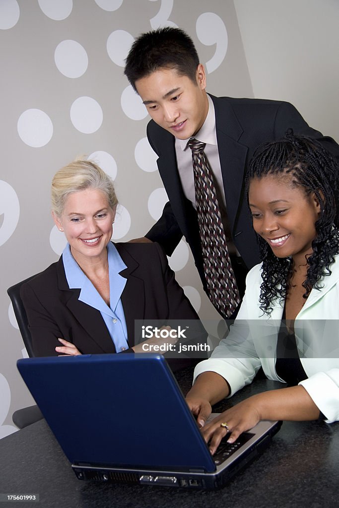 El equipo de negocios con ordenador portátil 2 - Foto de stock de Afrodescendiente libre de derechos